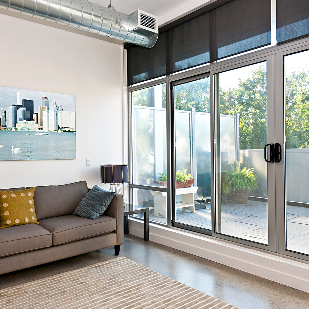 sala-de-estar-moderna-y-balcon